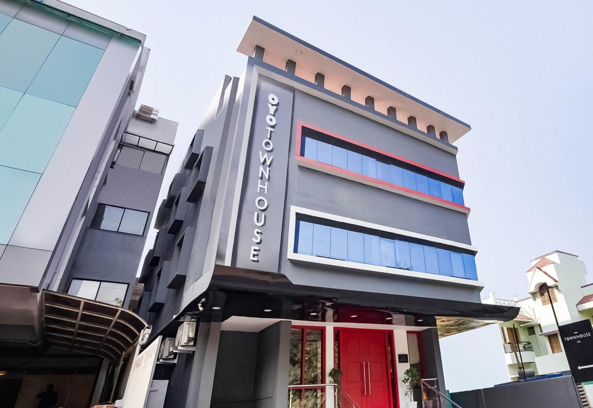 Super Townhouse Lords Inn Regency Manglia Exterior photo